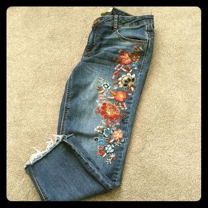Democracy Jeans, cropped, with embroidered flowers